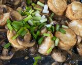 Foto langkah ke 4 dari resep Tumis Jamur Tofu.