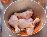 صورة لخطوة 2 من وصفة بطاطا كوشة معسلة في الفرن مع افخاذ دجاج 🥔🍗🍗