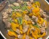 A picture of step 4 of Cashew chicken with egg.