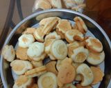 Hình bước làm 4 của món Bánh bông lan hình thú