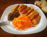 Foto del paso 6 de la receta: Bastoncillos de perca empanados con cebolla caramelizada
