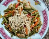 Foto langkah ke 3 dari resep Tumis kacang panjang enoki.