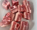 Une image de l'étape 1 de Costillas ou travers de porc basse température.