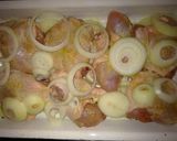 Hagymás csirkecombok sütőben recept fázis 3 fotója