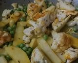 A picture of step 2 of Aloo ghobhi matar.