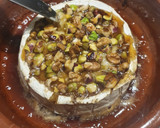 Foto del paso 3 de la receta: Queso camembert fundido con miel, pistachos y nueces