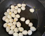 Hình bước làm 2 của món Trứng cút rim nước mắm