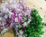 Foto del paso 3 de la receta: Ensaladilla picante de aguacate y cangrejo