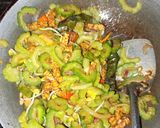 Foto langkah ke 5 dari resep Tumis Pare Campur Tempe.