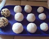 Gambar langkah 6 resipi Kuih Bom bijan hitam.