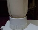 A picture of step 3 of Healthy date shake.
