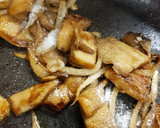 Foto del paso 1 de la receta: 🍄🍄Tosta de setas y cebolla caramelizada con huevo revuelto🍄🍄