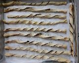 Foto langkah ke 4 dari resep Choco Cheese Puff Pastry Twists.