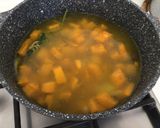 Foto del passaggio 4 della ricetta Vellutata di zucca all'arancia e zenzero, con pinoli tostati e pepe tostato e pestato