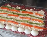 Foto del paso 7 de la receta: Arrollado de carne picada relleno con crema de ricota y vegetales