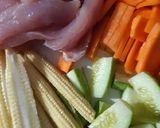 รูปขั้นตอนการทำที่ 1 ของ "ผัดผักสามสี" Easy Vegetable Stir Fry 🥒🌽🥕