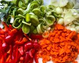 Une image de l'étape 1 de Wok au légumes, poulet et sauce aigre-douce.