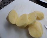 Foto del paso 1 de la receta: Filetes de merluza, patatas y guisantes en salsa verde