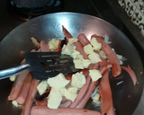 Foto del paso 1 de la receta: Salchichas con queso, tomate y cebolla