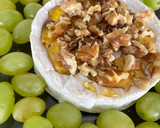 Foto del paso 1 de la receta: Camembert al horno con uvas, miel y nueces