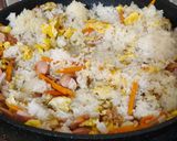 Foto langkah ke 4 dari resep Nasi Goreng Sosis Wortel.