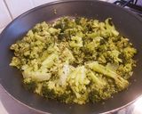 Foto del passaggio 1 della ricetta Pasticcio di anellini broccoli e salsiccia