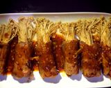Foto langkah ke 6 dari resep Delicious Enoki Roll.