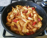 Foto del paso 11 de la receta: Pechuga de pollo con pimientos y sésamo