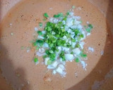 Foto del paso 4 de la receta: Muslos de pollo en salsa de limón, azafrán y ajos tiernos