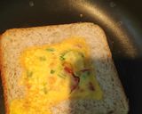 Foto langkah ke 4 dari resep Sandwich Telur Dalam Roti untuk Sarapan.
