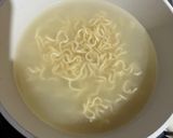 Foto langkah ke 1 dari resep Omelette mie simpel.