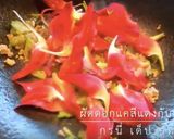 รูปขั้นตอนการทำที่ 4 ของ ผัดดอกแคสีแดงกับหมูสับ