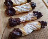 Foto del paso 14 de la receta: Lazos de hojaldre rellenos de crema de almendras y puntas de chocolate