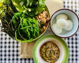 รูปขั้นตอนการทำที่ 3 ของ น้ำพริกหนุ่ม🌶️🧄ผักลวก🥬🥦กับไข่ต้ม🥚