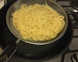 Foto langkah ke 2 dari resep Spaghetti aglio olio Tuna.
