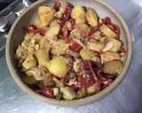 Une image de l'étape 11 de Salade marinée aux pommes de terre, poivrons grillés, thon, câpres et mozzarella.