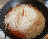 Foto del paso 2 de la receta: Arroz al horno de pasas y garbanzos