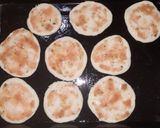Foto del paso 2 de la receta: Pizzetas Terroríficas con Arañas de Aceitunas Negras