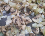 Foto del paso 2 de la receta: Hamburguesas de pollo con salsa de champiñones y queso azul