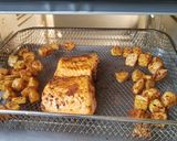 Foto del paso 3 de la receta: Salmón especiado con papas en freidora de aire