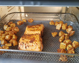 Foto del paso 3 de la receta: Salmón especiado con papas en freidora de aire
