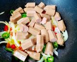 Foto langkah ke 2 dari resep Sosis Asam Manis Madu.
