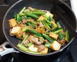 A picture of step 5 of Pork, Greens, Atsuage in Oyster Sauce.