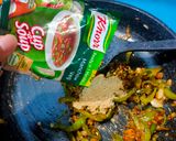 A picture of step 4 of Hakka noodles with gravy.