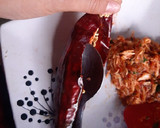 Foto del paso 5 de la receta: Chile guajillo relleno, con crema de pereil