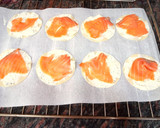 Foto del paso 2 de la receta: Rollitos de salmón y queso a las hierbas