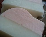 Foto langkah ke 7 dari resep Strawberry Yogurt Pudding.