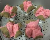 Foto langkah ke 6 dari resep Bolu Kukus Mekar Stroberi Cokelat, Tanpa Soda & Cukup 1 Telur.