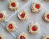 Foto langkah ke 6 dari resep Strawberry thumbprint cookies.