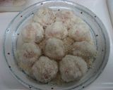 A picture of step 4 of Rolly Polly Shrimp Dumpling Balls.